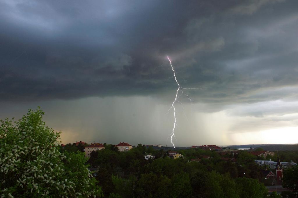 storm med blixtar över en stad
