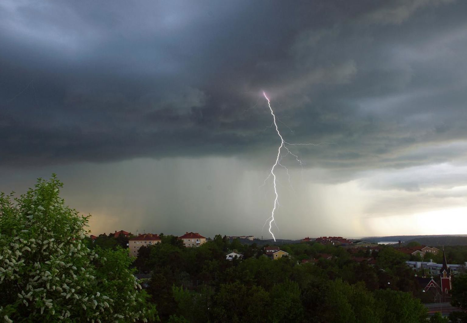 blixten slår ner över en stad