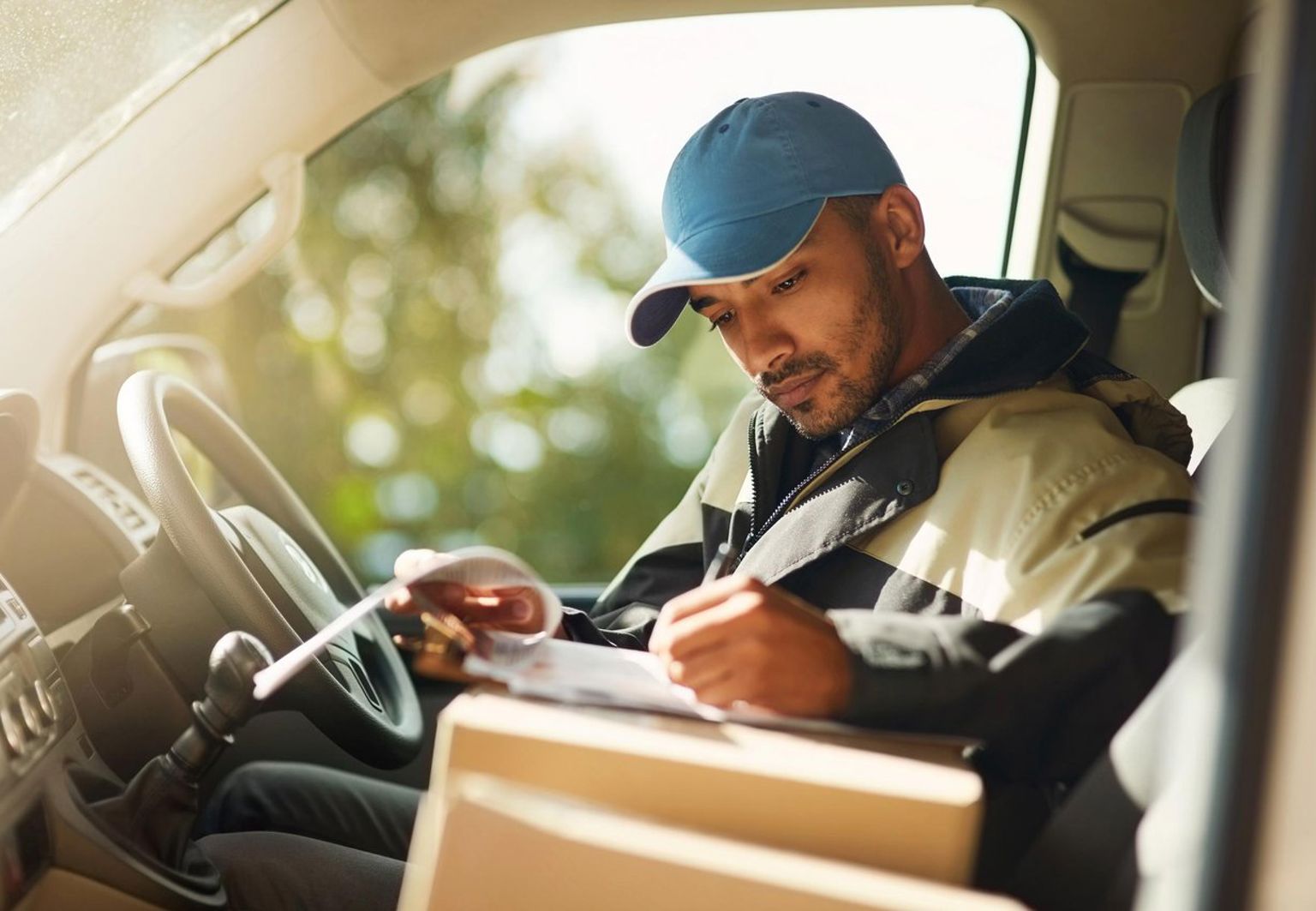 företagare sitter i sin bil och granskar en faktura