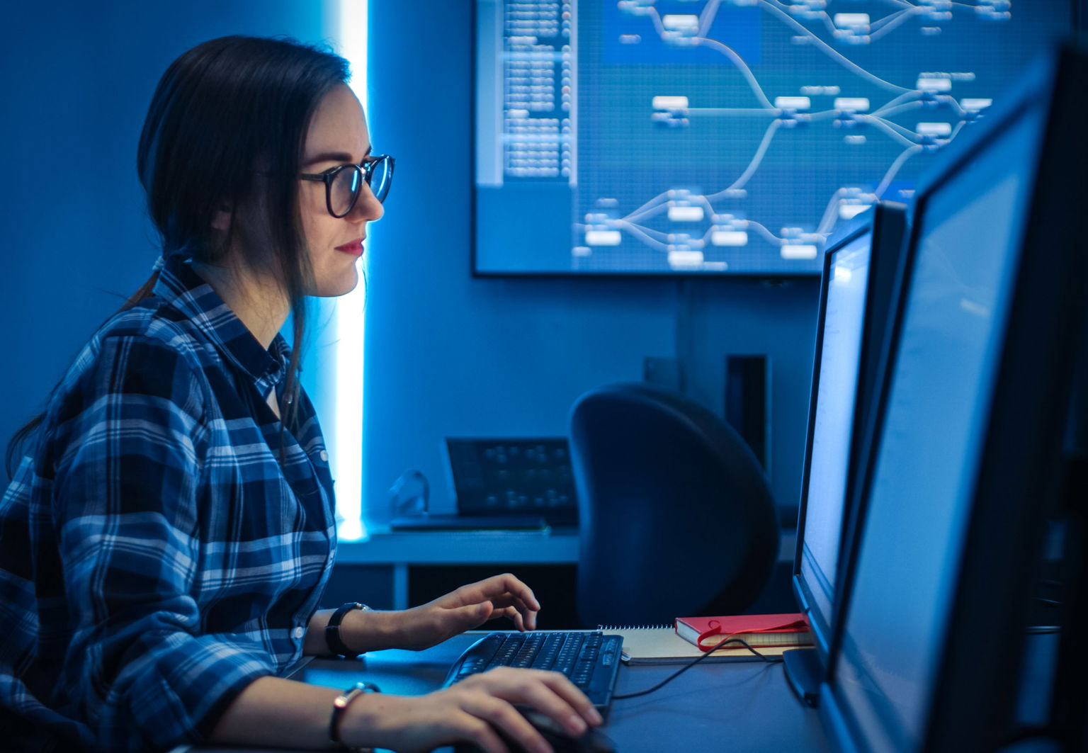 ung tjej arbetar vid datorn