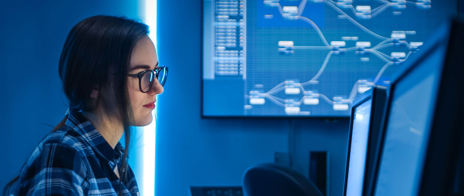 ung tjej arbetar vid datorn