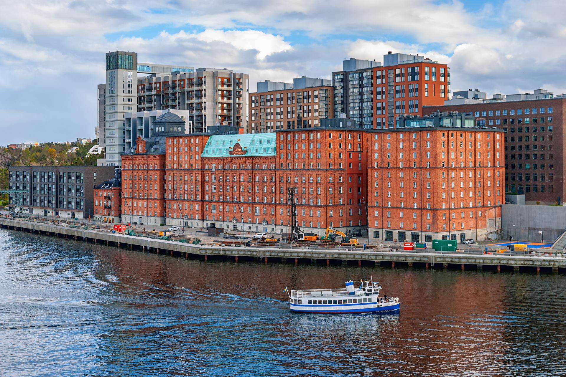 fastigheter i en stad vid vatten