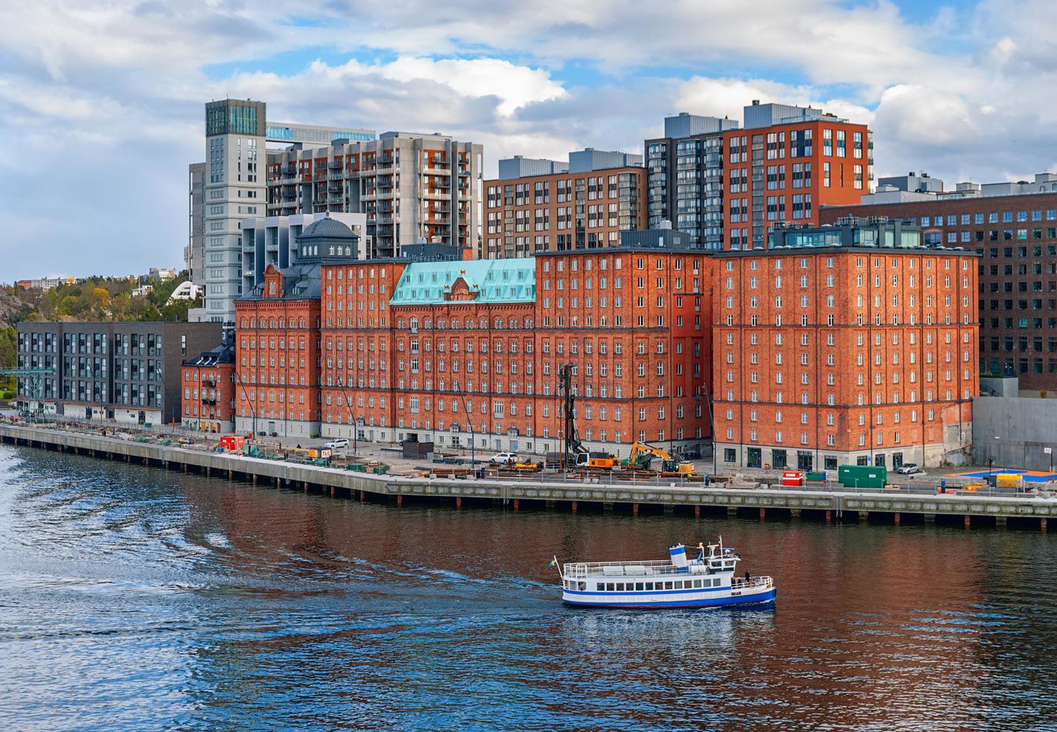 fastigheter i en stad vid vatten