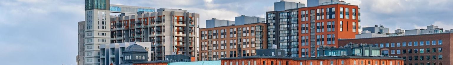 fastigheter i en stad vid vatten