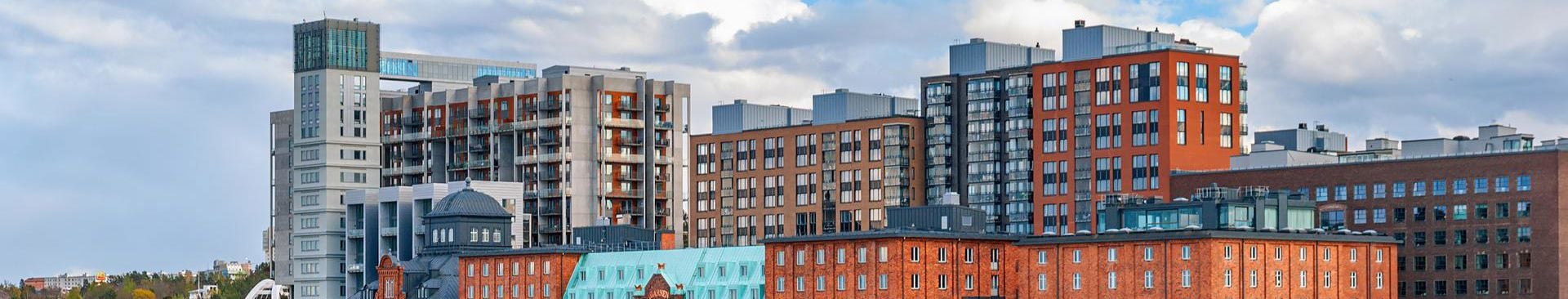 fastigheter i en stad vid vatten