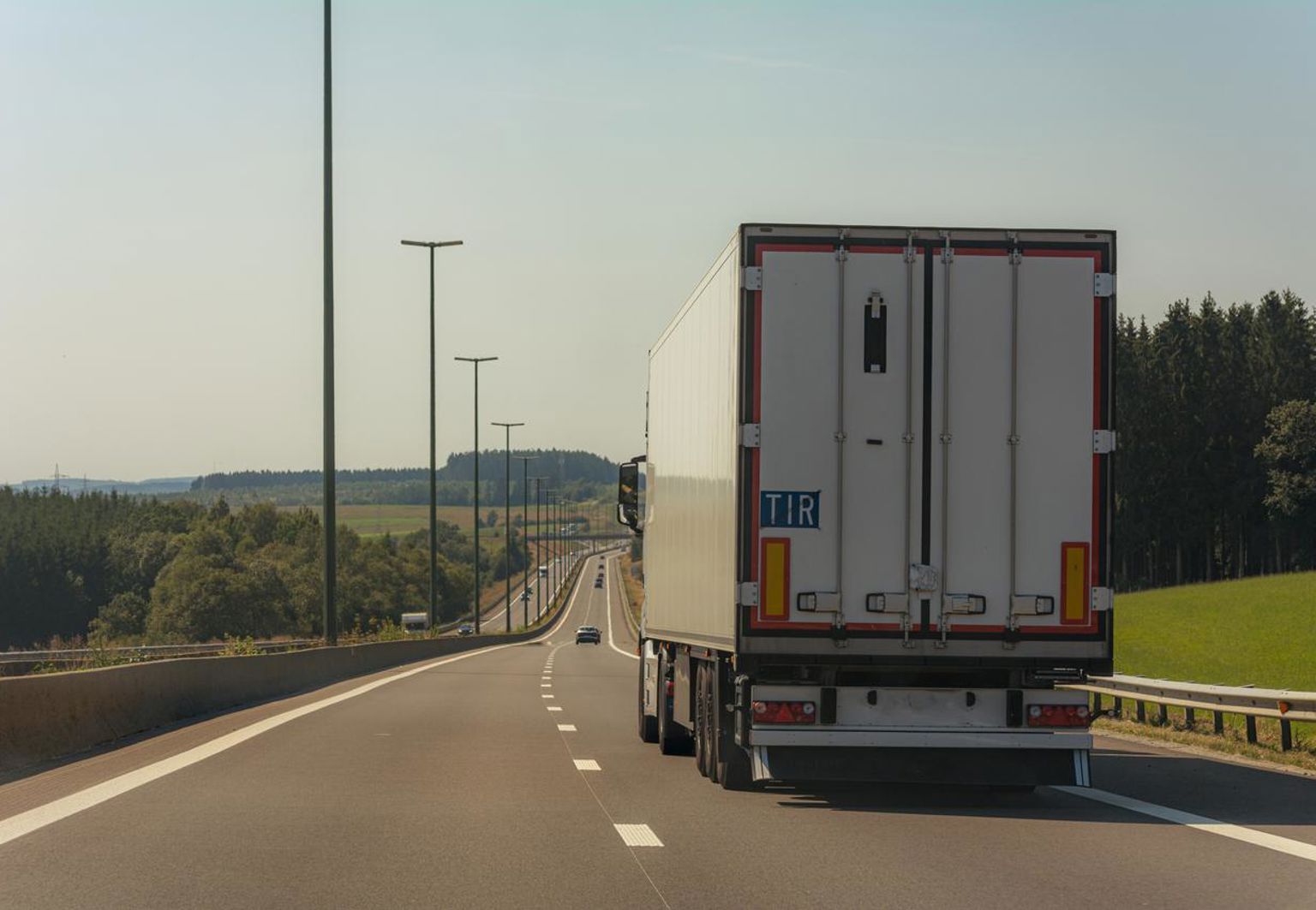 lastbil kör på landsväg