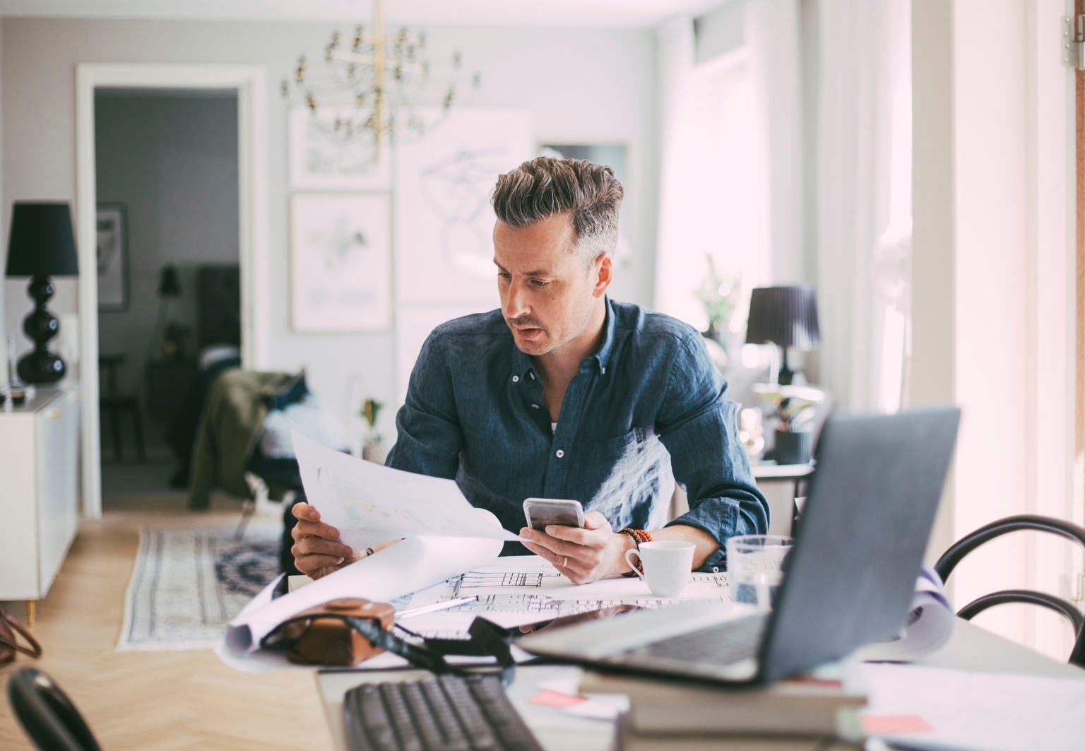 man jobbar vid köksbordet