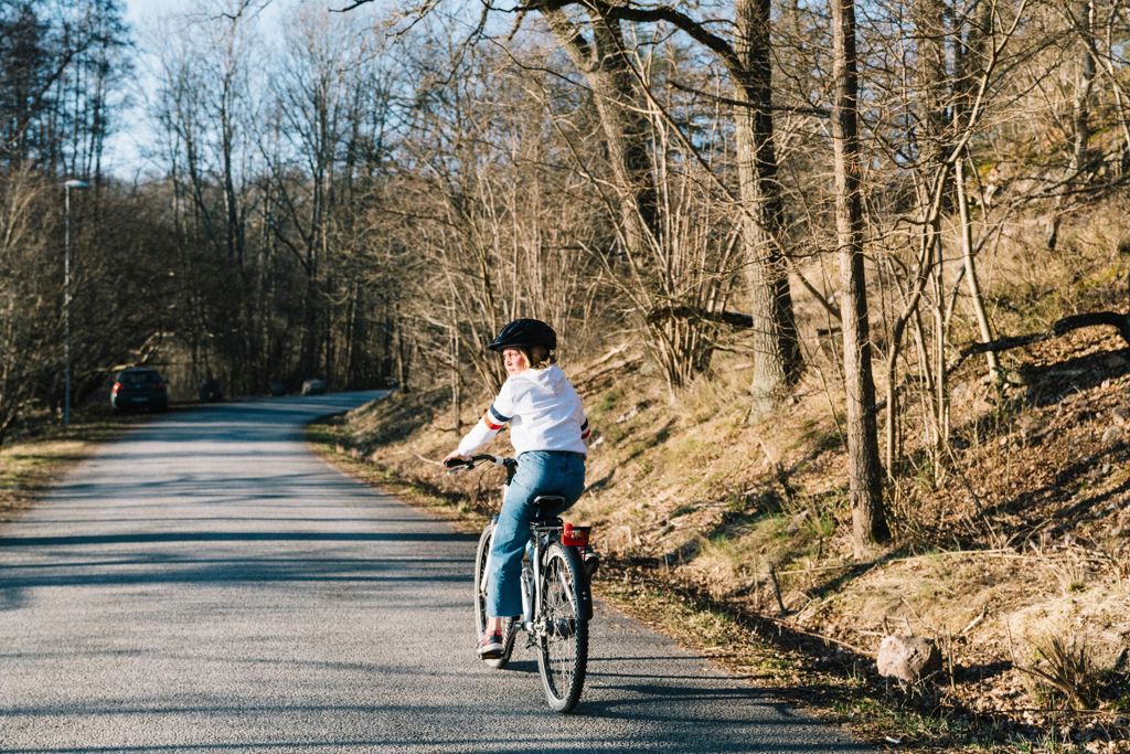 barn cyklar med cykelhjälm