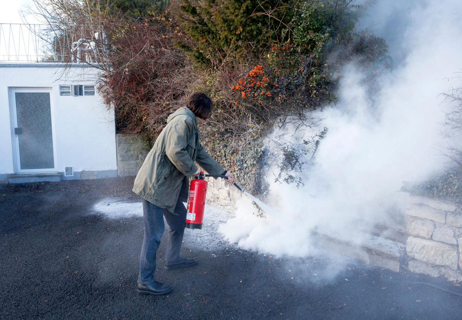 kvinna använder brandsläckare utomhus