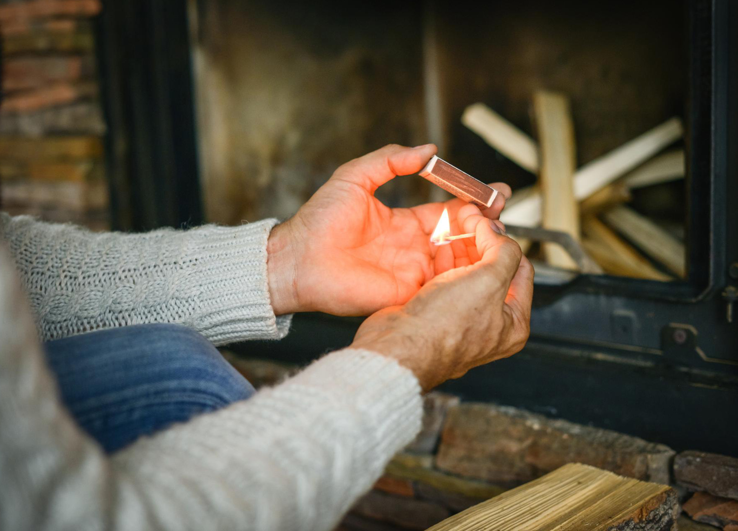 man på väg att tända brasan