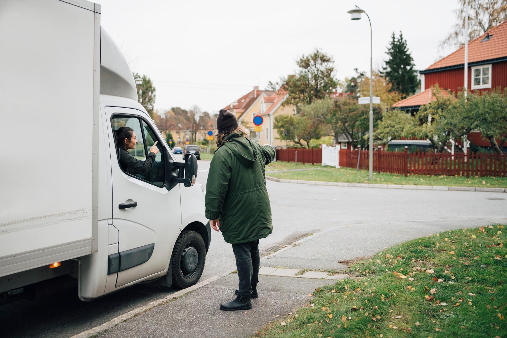 visar flyttbilen var de ska köra