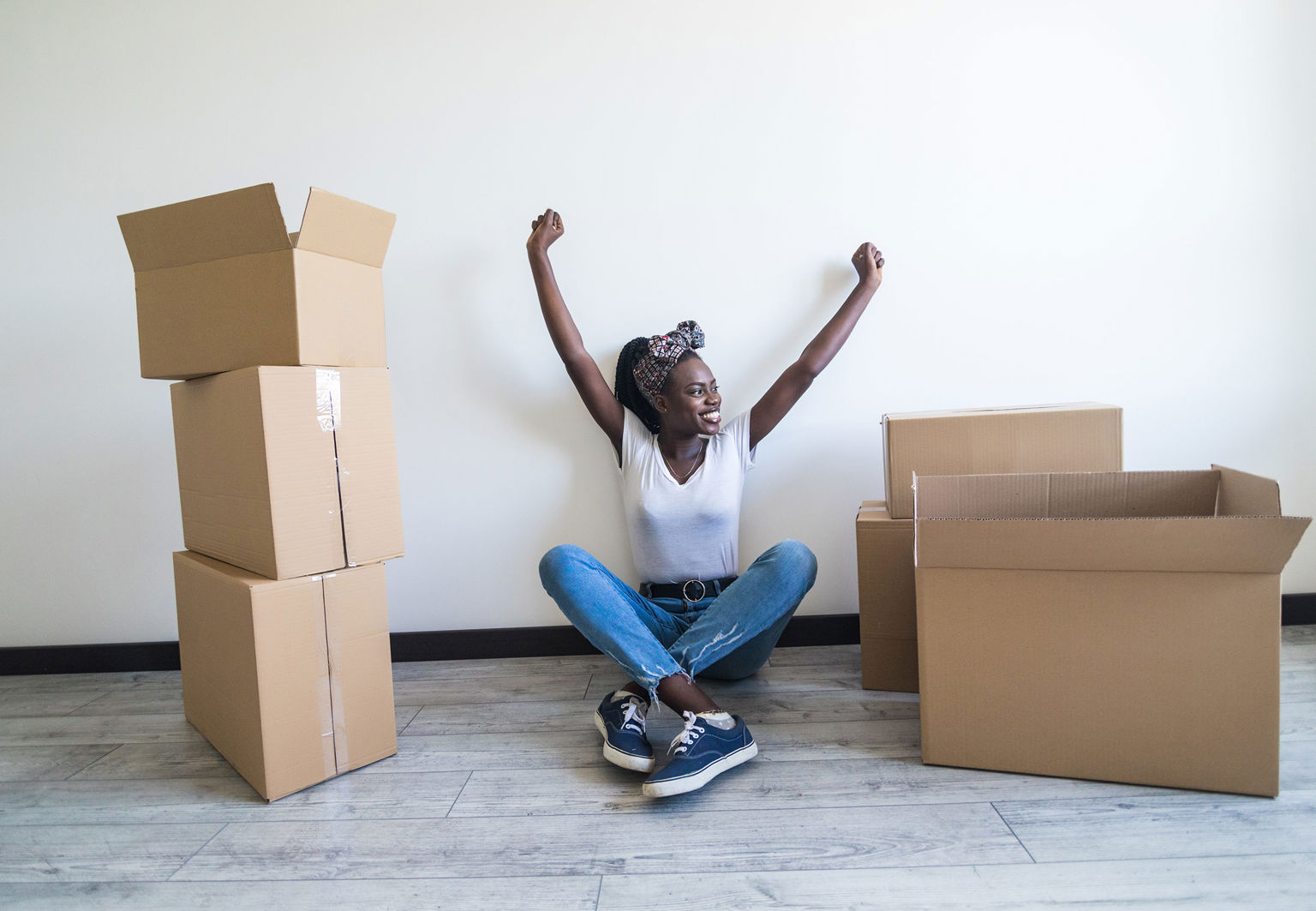 ung kvinna och flyttlådor