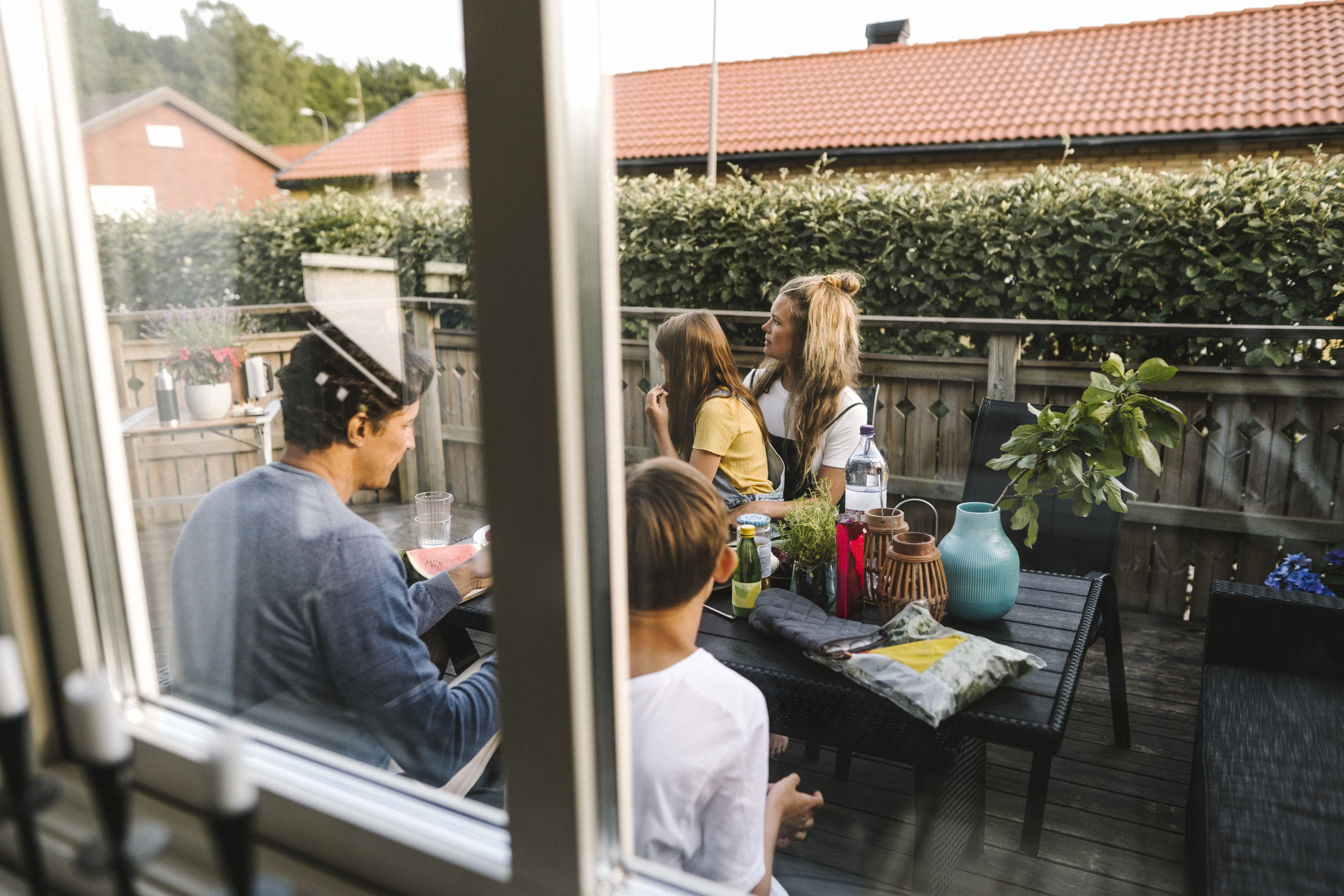 Familj sitter på veranda och umgås