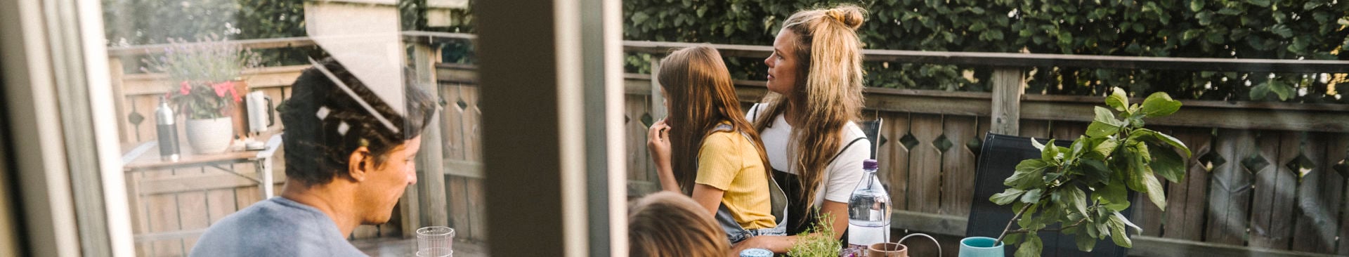 Familj sitter på veranda och umgås