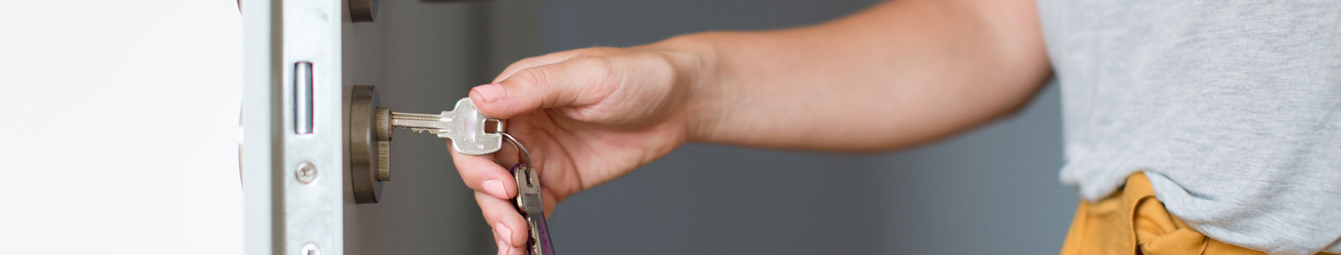 kvinna låser sin ytterdörr