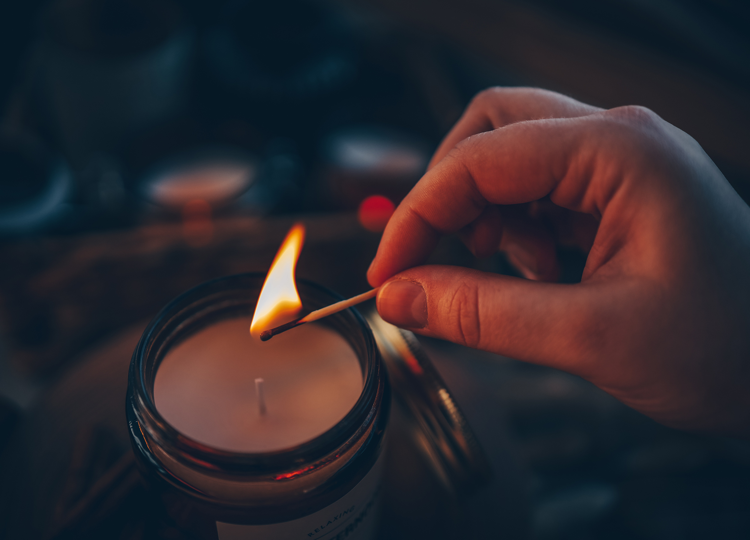 närbild tänder ett ljus