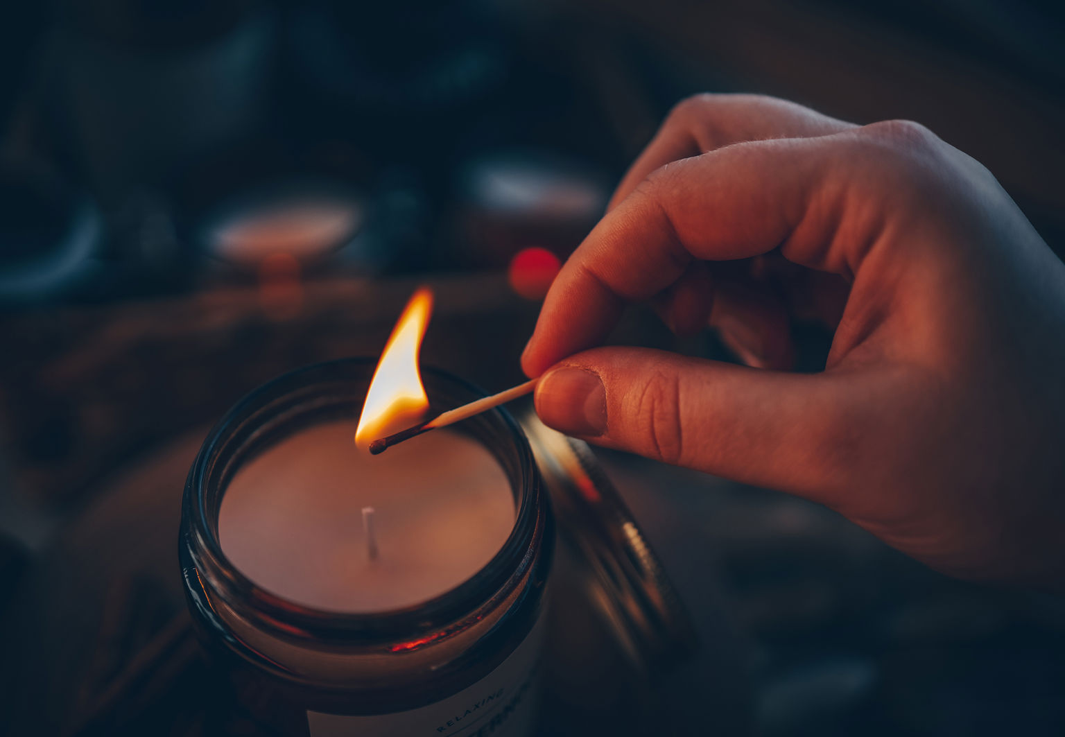 närbild tänder ett ljus