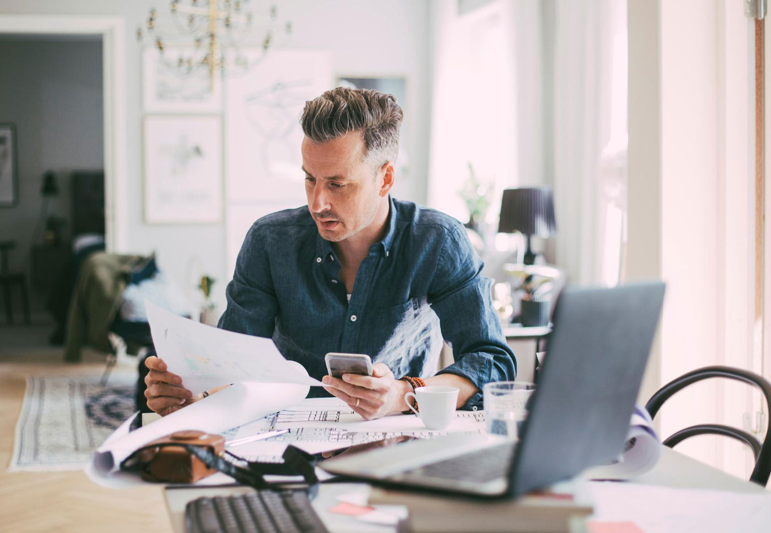 man arbetar vid köksbordet