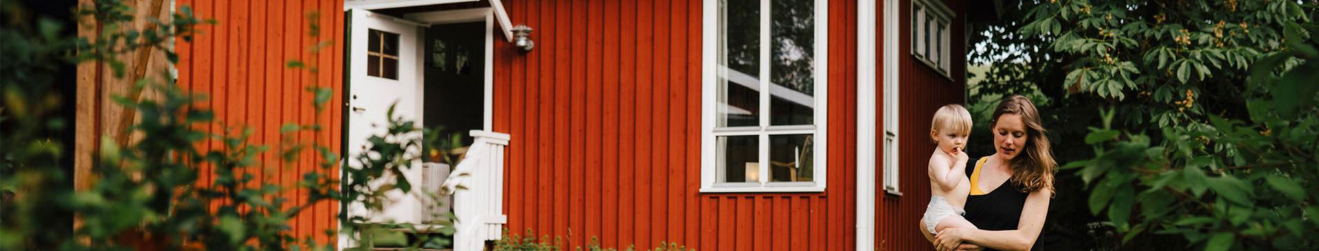 kvinna och barn utanför sitt sommarhus