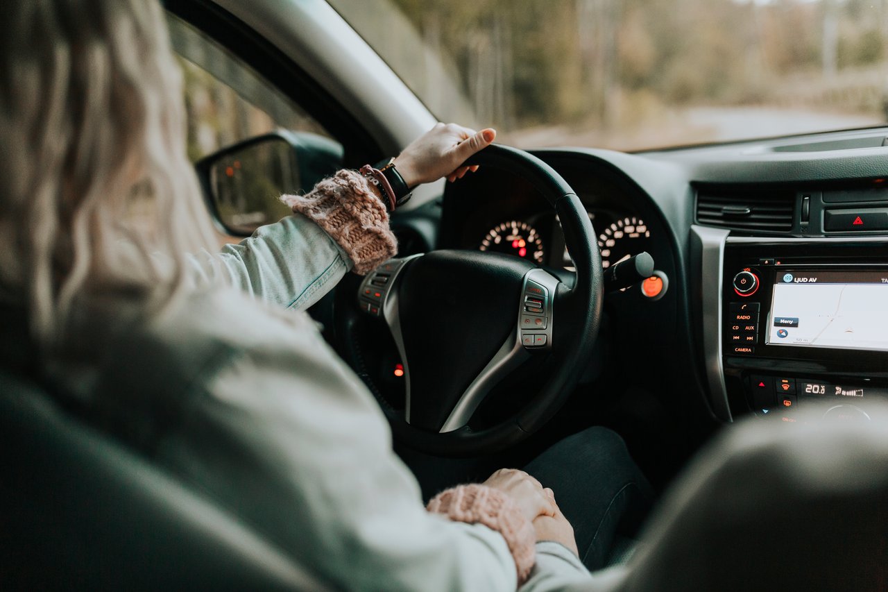Närbild på bilens instrumentpanel