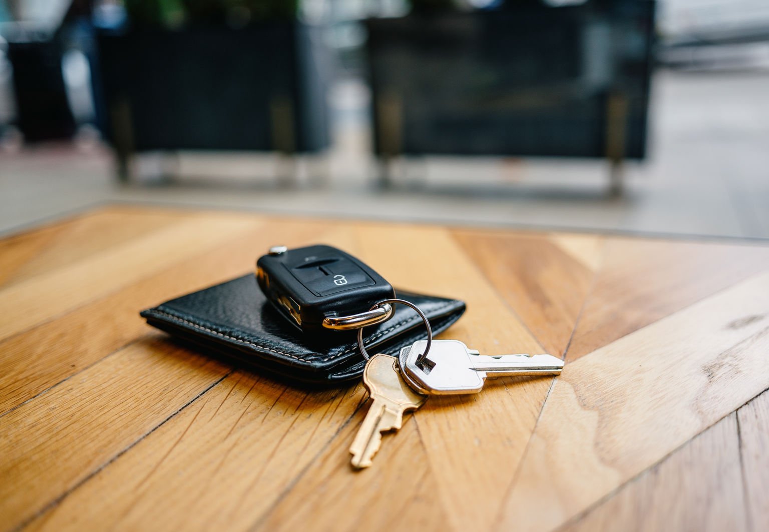 Bilnycklar ligger synligt på ett bord