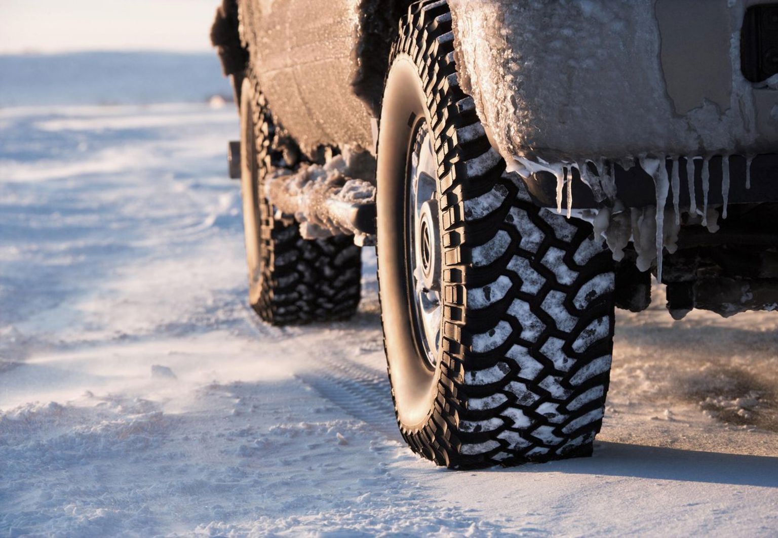 Närbild på bil med vinterdäck i minusgrader