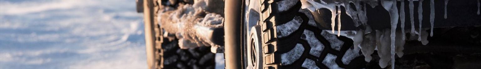 Närbild på bil med vinterdäck i minusgrader