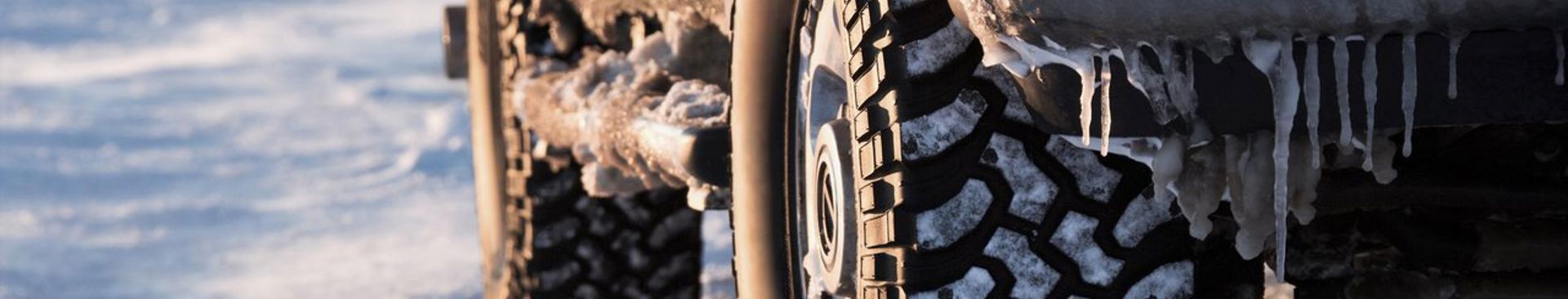 Närbild på bil med vinterdäck i minusgrader