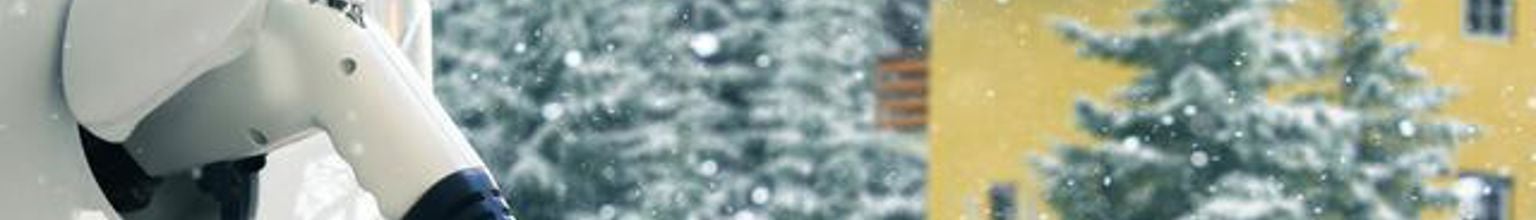 Elbil på laddning under vintern