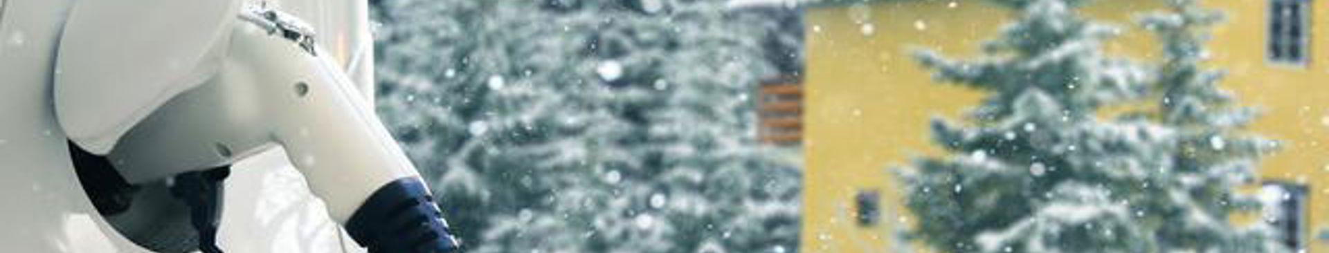 Elbil på laddning under vintern