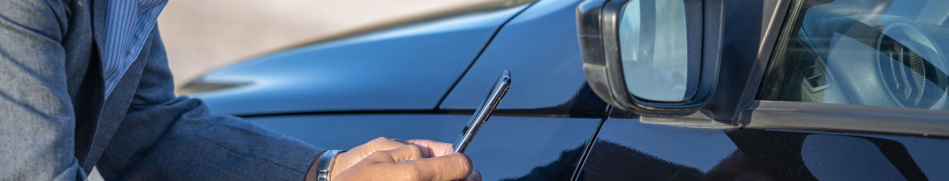 man fotograferar repa på sin bil