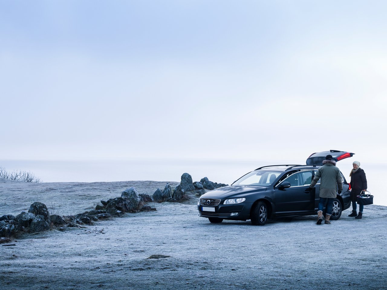 Parkerad bil utomhus i ett naturnära område