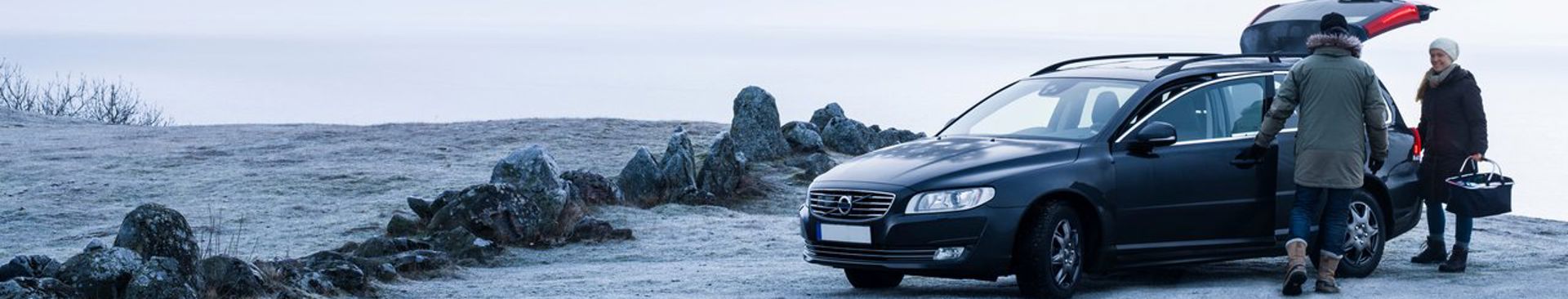 Parkerad bil utomhus i ett naturnära område