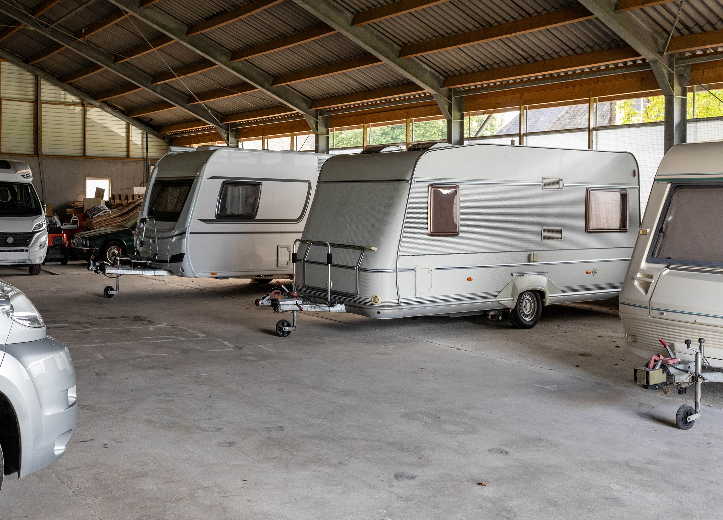 husvagnar parkerade i en maskinhall