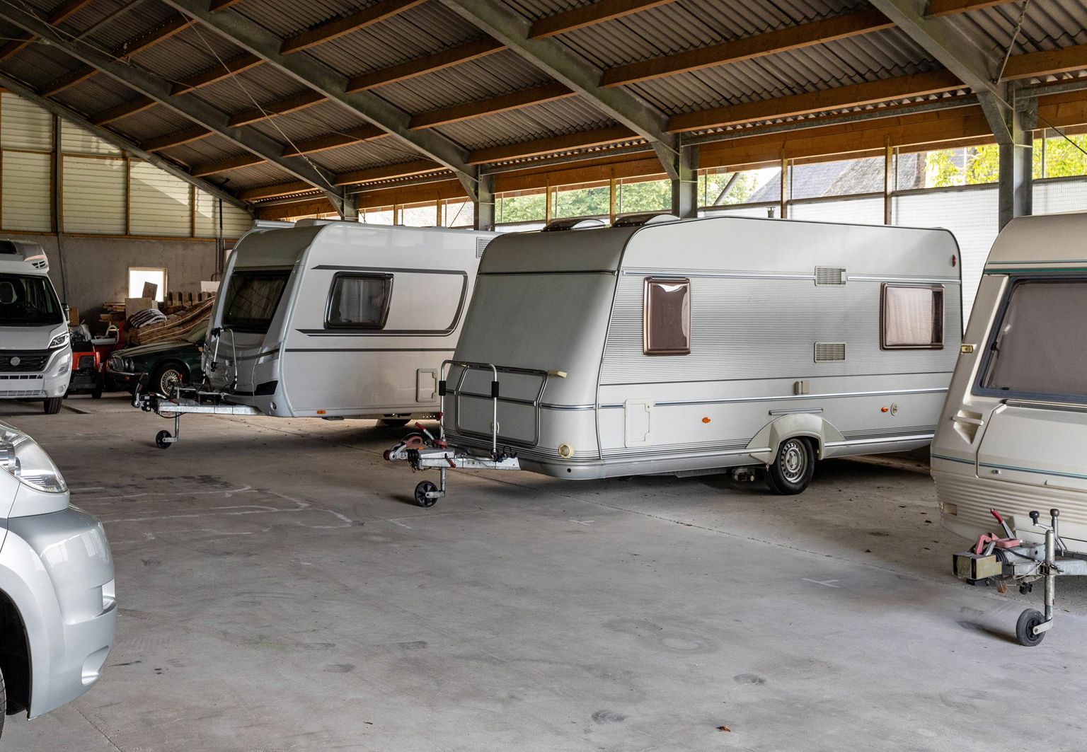 husvagnar parkerade i en maskinhall