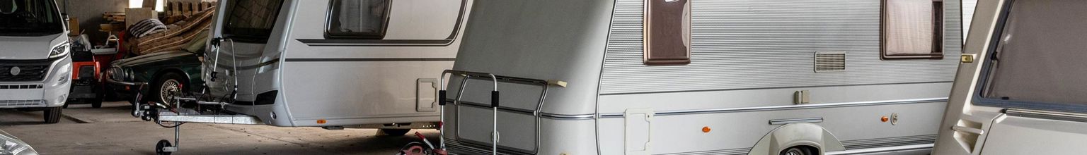 husvagnar parkerade i en maskinhall