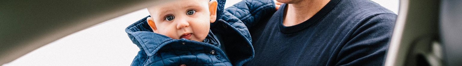 man ska sätta ett litet barn i bilen