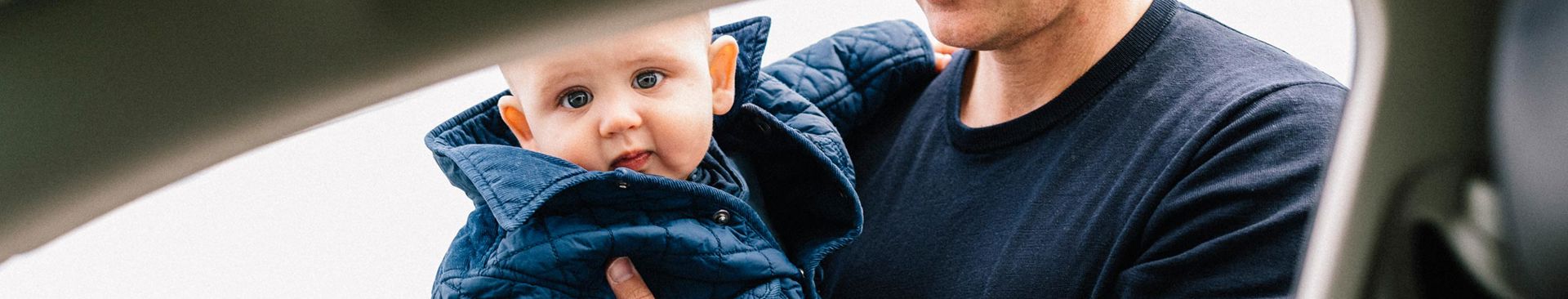 man ska sätta ett litet barn i bilen