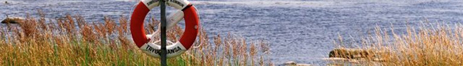 livboj vid en strand vid havet