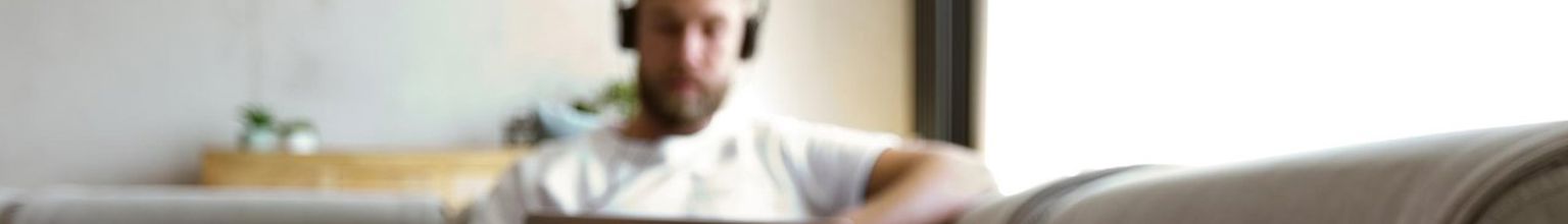 man med gips på benet ligger i soffa