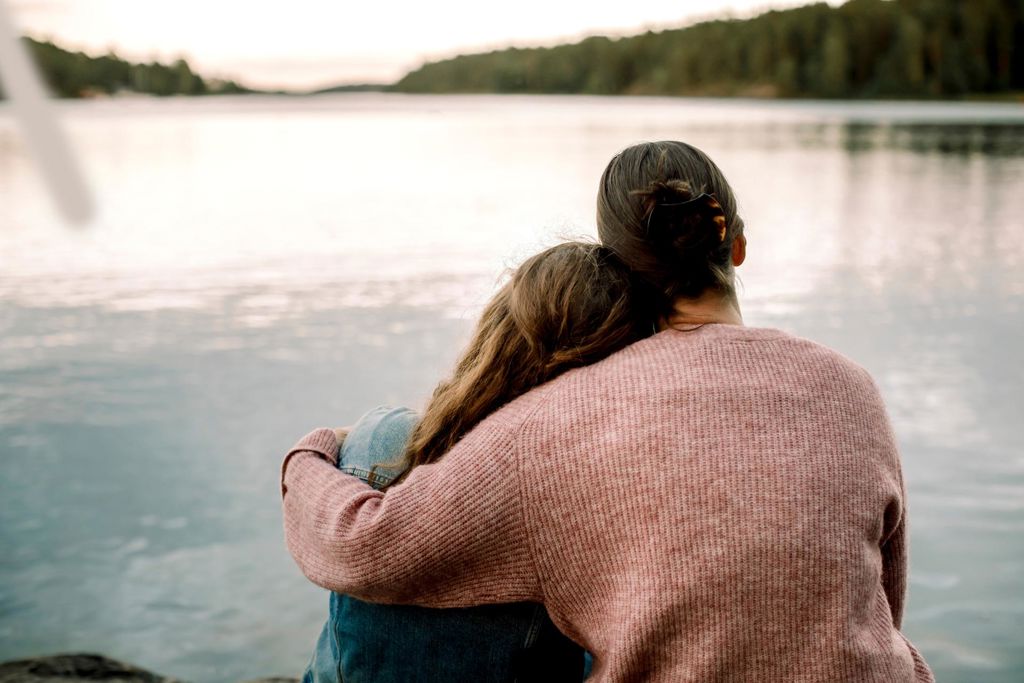 mamma kramar om sin dotter