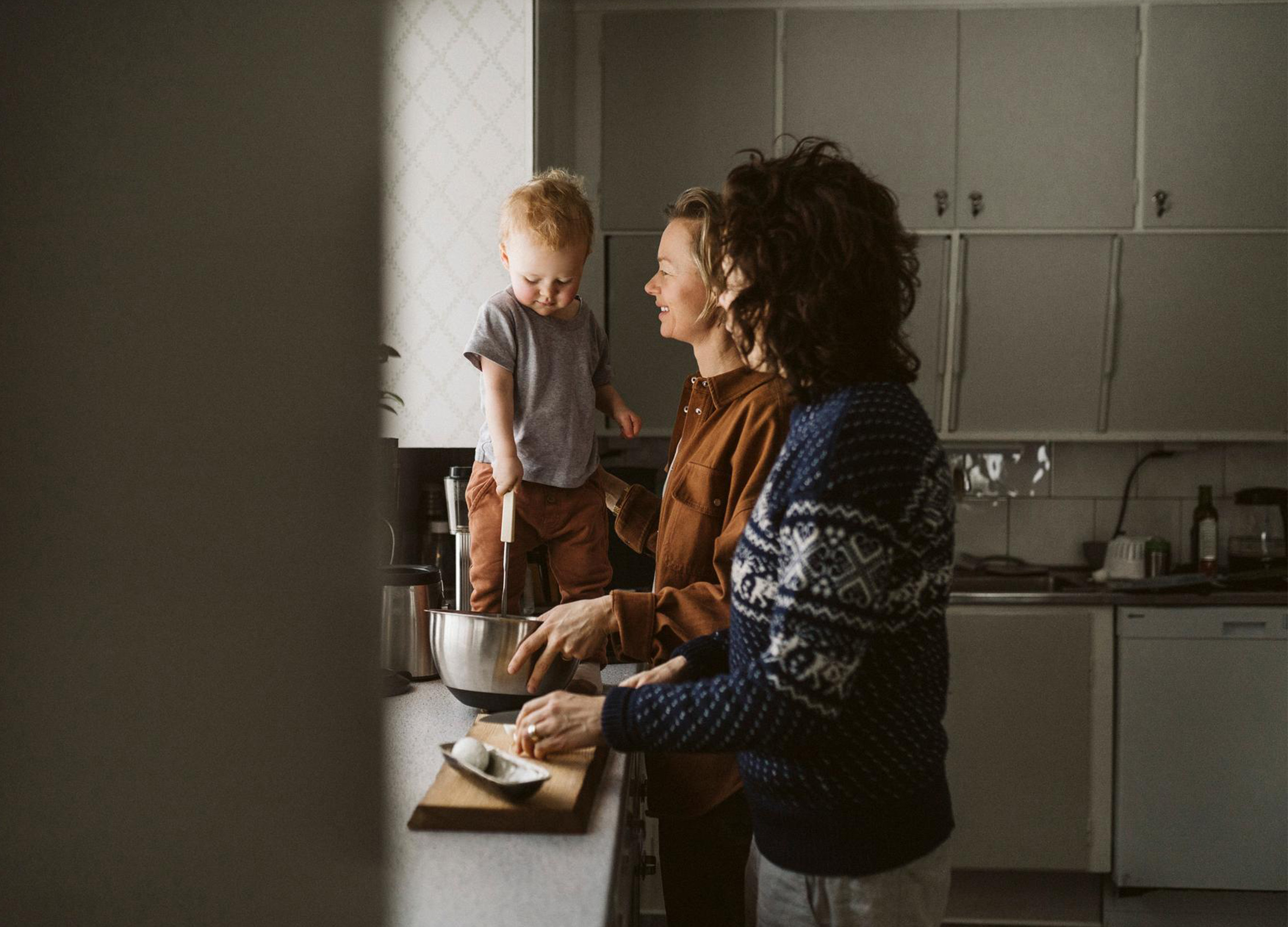 två kvinnor och ett barn i köket