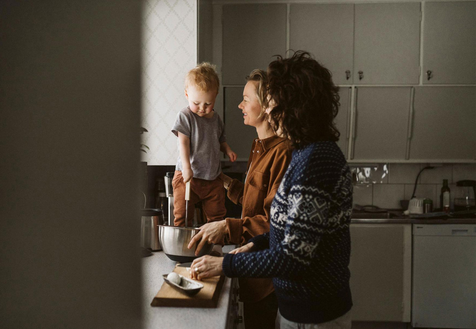 två kvinnor och ett barn i köket