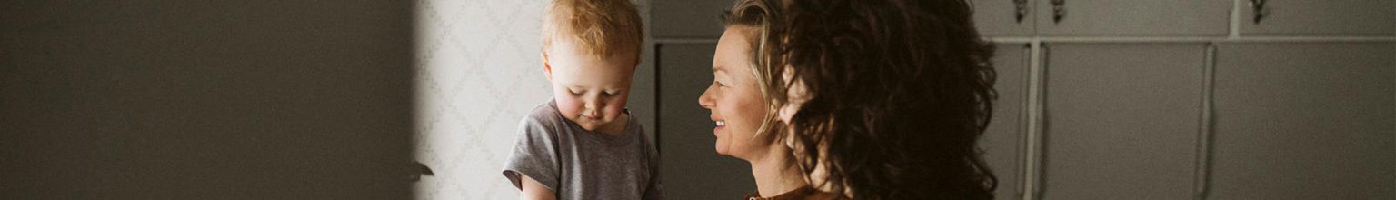 två kvinnor och ett barn i köket