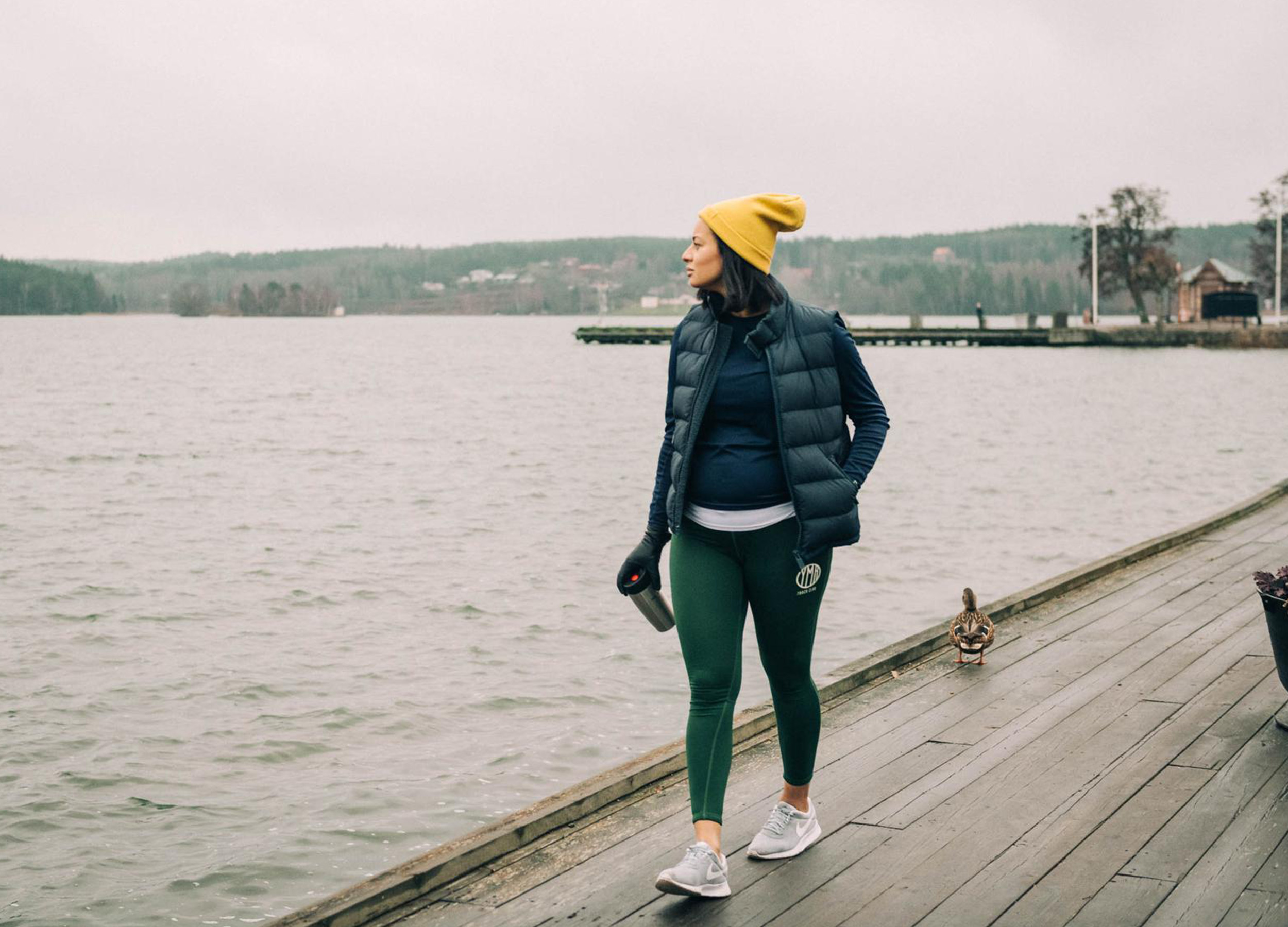 gravid kvinna promenerar vid havet
