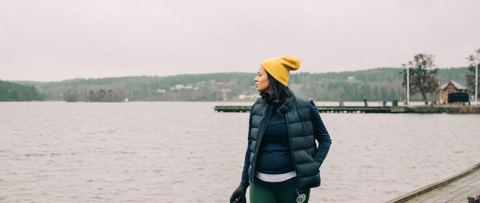 gravid kvinna promenerar vid havet