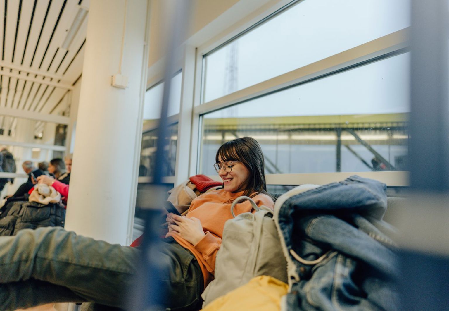 ung tjej sitter på flygplats väntar på sitt flyg