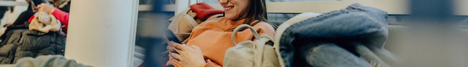 ung tjej sitter på flygplats väntar på sitt flyg