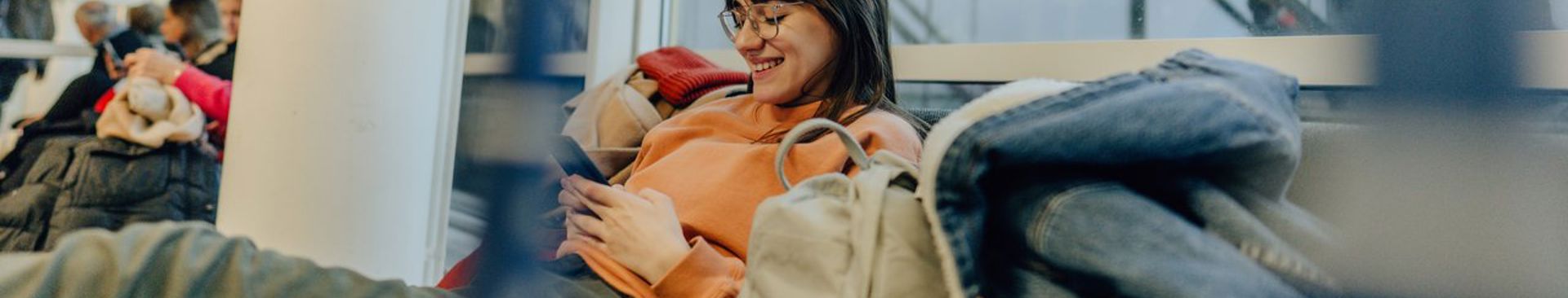 ung tjej sitter på flygplats väntar på sitt flyg