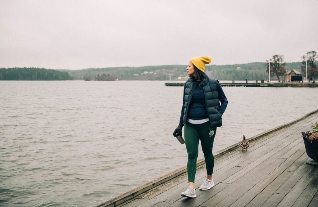 Gravid kvinna på promenad vid vattnet